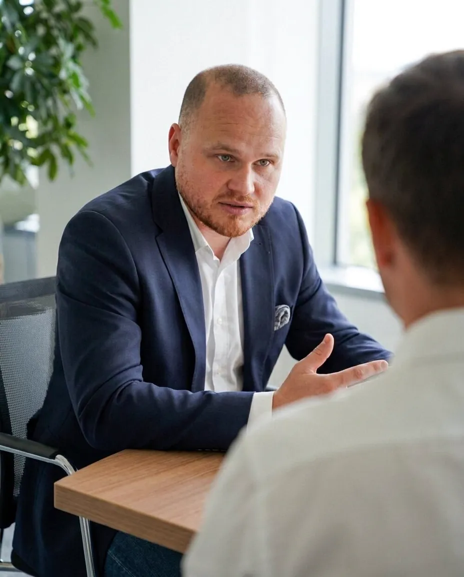 Nachdenklicher Mitarbeiter am Schreibtisch im Büro während der Arbeitszeit