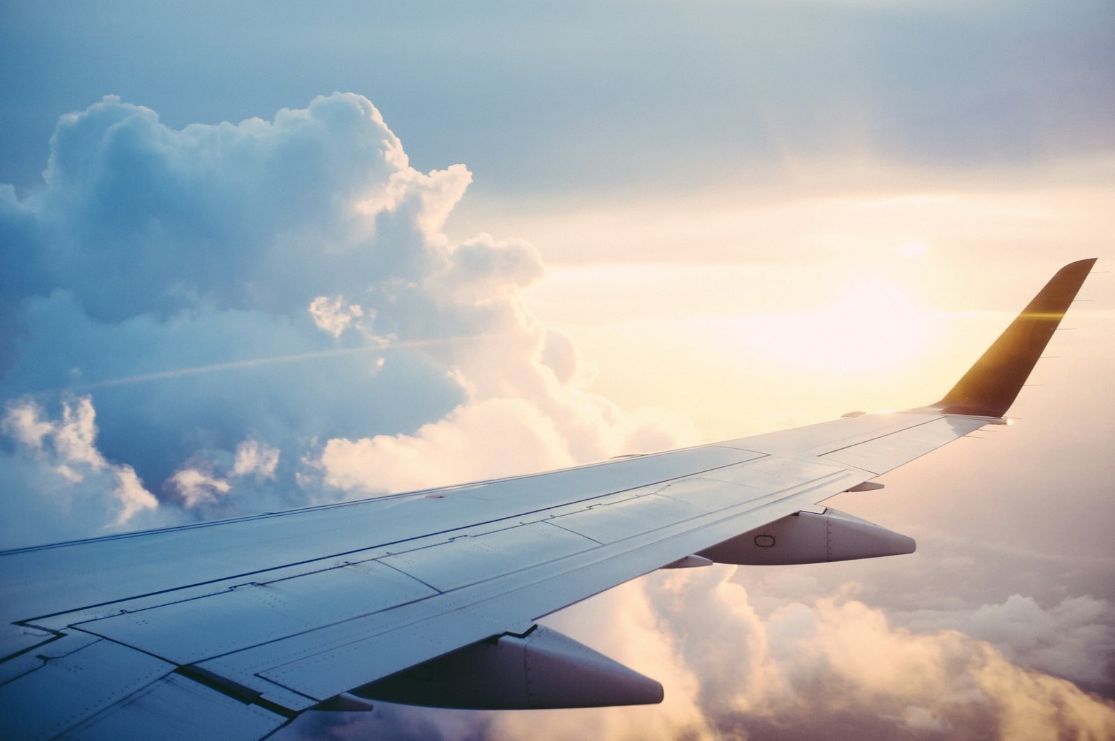 Bild zeigt Flugzeug über den Wolken / bkv auslandsschutz